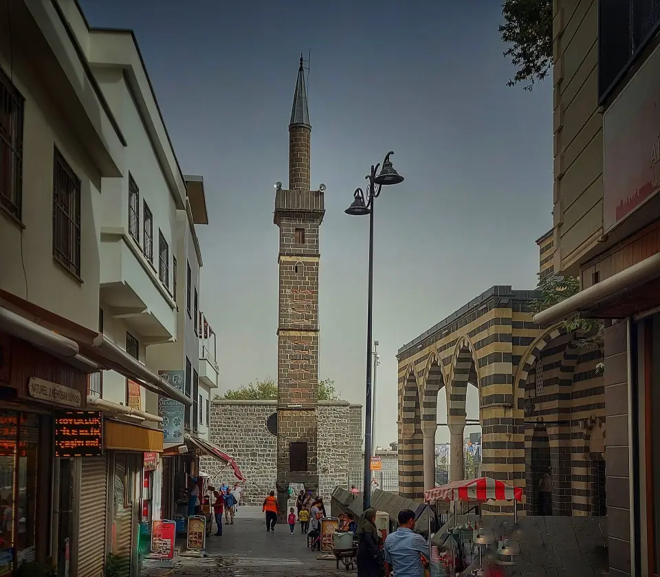 Dört Ayaklı Minare